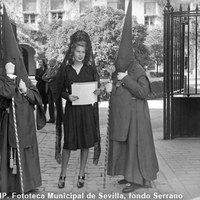 La duquesa de Montoro, Cayetana Fizt-James Stuart entrega un ramo de flores a la Hermandad de la Exaltación a la entrada del Palacio de Las Dueñas. 1944 ©ICAS-SAHP, Fototeca Municipal de Sevilla, fondo Serrano