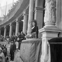 La reina Victoria Eugenia en el palco de la plaza de toros Monumental de San Bernardo. 1920 ©ICAS-SAHP, Fototeca Municipal de Sevilla, fondo Sánchez del Pando