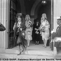 La reina Victoria Eugenia y las infantas Beatriz y Cristina a la salida de un festejo en la plaza de toros de la Real  Maestranza.1930 ©ICAS-SAHP, Fototeca Municipal de Sevilla, fondo Serrano