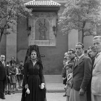 Juanita Reina en la plaza de San Lorenzo tras la visita a Jesús del Gran Poder. 1943  ©ICAS-SAHP, Fototeca Municipal de Sevilla, fondo Serrano