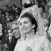 Jacqueline Kennedy, viuda del presidente de EEUU, en el palco de la Real Maestranza. 1966 ©ICAS-SAHP, Fototeca Municipal de Sevilla, fondo Cubiles