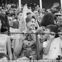 Cayetana, duquesa de Alba y su hijo Jacobo en la barrera de la Real Maestranza. 1964  ©ICAS-SAHP, Fototeca Municipal de Sevilla, fondo Cubiles