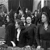 Mantillas en los palcos de Plaza de San Francisco el Jueves Santo. 1945 ©ICAS-SAHP, Fototeca Municipal de Sevilla, fondo Gelán