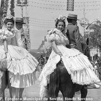 Mujeres vestidas de flamenca y adornadas con mantillas, pasean a la grupa por la Feria. 1948  ©ICAS-SAHP, Fototeca Municipal de Sevilla, fondo Serrano