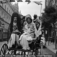 Camino de los toros por la Avenida. 1946  ©ICAS-SAHP, Fototeca Municipal de Sevilla, fondo Serrano