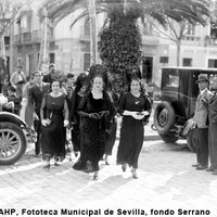 Señoras de mantilla en la plaza de San Lorenzo. 1929-1930 ©ICAS-SAHP, Fototeca Municipal de Sevilla, fondo Serrano