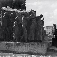 La bailaora de flamenco Custodia Romero ante el mausoleo del torero Joselito, en el cementerio de San Fernando con motivo del Día de los Difuntos. 1931  ©ICAS-SAHP, Fototeca Municipal de Sevilla, fondo Serrano