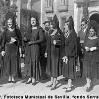 Visita a los Sagrarios en Jueves Santo. Grupo de mujeres con mantilla en la plaza de San Lorenzo. 1931 ©ICAS-SAHP, Fototeca Municipal de Sevilla, fondo Serrano