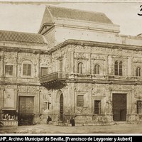 Fachada renacentista del Ayuntamiento tras el derribo del convento de San Francisco. Se aprecia aún el balcón del Archivo Municipal, desaparecido en 1858 por su mal estado de conservación. Un curioso puesto de aguas, adosado a la fachada contigua al arquillo, es el único vestigio arquitectónico que junto a la capilla de San Onofre ha llegado a nuestros días. 1856-57.  ©ICAS-SAHP, Archivo Municipal de Sevilla, [Francisco de Leygonier y Aubert]