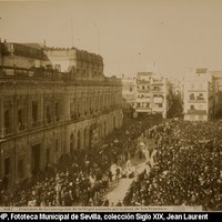 Con motivo del XXV aniversario de la proclamación de la Pura Concepción de la Virgen María, en 1879 se organizan en la ciudad varios actos que culminaron con la magna procesión de la imagen escultórica La Cieguecita, obra de Martínez Montañés, acompañada por las hermandades de gloria, penitencia y luz. 8 de diciembre de 1879. © ICAS-SAHP, Fototeca Municipal de Sevilla, colección Siglo XIX, Jean Laurent 