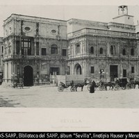 Fachada plateresca del Ayuntamiento. Desaparecido ya el balcón del Archivo y terminado el tercer cuerpo del edificio y la balaustrada que lo remata (1875-1876), aún no se ha derribado la manzana de casas del final de la calle Fernández y González. 1890.  ©ICAS-SAHP, Biblioteca del SAHP, álbum “La España Ilustrada”, linotipia  Hauser y Menet.