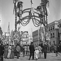 Arcos y gallardetes adornan la plaza de San Francisco, aún rotulada de la Constitución, con motivo de la visita que el joven rey Alfonso XIII haría a la ciudad en compañía de su madre, la reina regente María Cristina. Mayo de 1904.  ©ICAS-SAHP, Fototeca Municipal de Sevilla, fondo Larrazábal 