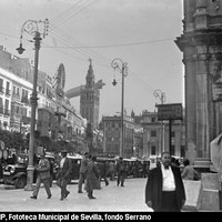 La rotulada plaza de la República de 1931 a 1936 es testigo del vuelo del dirigible Graf Zeppelin en el que viajaba el presidente de la República, Alejandro Lerroux, que estaba realizando una visita a Sevilla en 1934.  ©ICAS-SAHP, Fototeca Municipal de Sevilla, fondo Serrano 