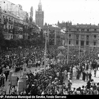 Procesión de la Virgen de los Reyes con un recorrido extraordinario con motivo del izado de la bandera bicolor en el Ayuntamiento de Sevilla tras el estallido de la Guerra Civil. 15 de agosto de 1936. ©ICAS-SAHP, Fototeca Municipal de Sevilla, fondo Serrano 