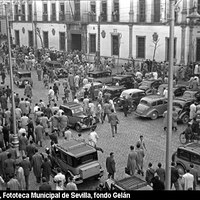 Desconcertante imagen de una muchedumbre que corre huyendo de las fuerzas del orden público por la plaza de San Francisco. La causa, una de las pocas manifestaciones conocidas durante la Dictadura franquista por la subida abusiva del precio del billete del tranvía urbano. 1955 ©ICAS-SAHP, Fototeca Municipal de Sevilla, fondo Gelán 