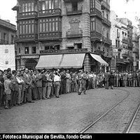 Gran expectación ante la Audiencia Provincial por el inicio de uno de los procesos más mediáticos de la primera mitad del siglo XX, el robo y brutal asesinato de las estanqueras de la Puerta de la Carne en julio de 1952. Los tres acusados fueron condenados a muerte. 1954.   ©ICAS-SAHP, Fototeca Municipal de Sevilla, fondo Gelán 