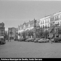 Derribada ya la estructura del ecléctico edificio de la embocadura de la calle Sierpes, la zona se presenta está ahora presidida por una palmera mientras el espacio sigue ocupado por vehículos aparcados. 1959  ©ICAS-SAHP, Fototeca Municipal de Sevilla, fondo Serrano 