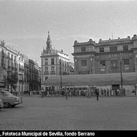 Un monumental toldo mitiga las horas de calor durante la espera en las colas del tranvía. 1959  ©ICAS-SAHP, Fototeca Municipal de Sevilla, fondo Serrano 