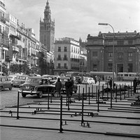 Vísperas de la Semana Santa. La plaza de San Francisco se encuentra ya inmersa en los  preparativos para el montaje de los palcos. 1965   ©ICAS-SAHP, Fototeca Municipal de Sevilla, fondo Serrano 