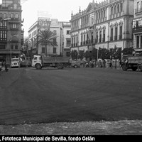 Una polémica decisión municipal hizo que se cubrieran las principales vías del centro con alquitrán, ocultando así el tradicional adoquín. Este episodio se conoció en la prensa de la época como la “marea negra”. 1970.  ©ICAS-SAHP, Fototeca Municipal de Sevilla, fondo Gelán