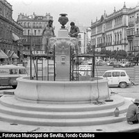 Con la llegada de los Ayuntamientos democráticos, había cierto interés por la mejora del aspecto urbanístico del centro histórico y por recuperar para la ciudadanía el disfrute de calles y plazas. Así en 1977 se volvió a instalar una nueva Fuente de Mercurio, desaparecida del entorno en 1850. La obra fue dirigida por el arquitecto Rafael Manzano. La pieza provino de los talleres de una cantera de Gerena.  ©ICAS-SAHP, Fototeca Municipal de Sevilla, fondo Cubiles 