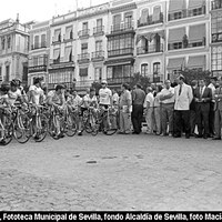 Salida de la XVII Vuelta Ciclista a la Provincia de Sevilla. La plaza había ya recuperado el adoquinado de la calzada y asimismo se prohibió la circulación rodada. La zona de aparcamientos se había eliminado y se declaró peatonal tras la Semana Santa de 1979. 1983.   ©ICAS-SAHP, Fototeca Municipal de Sevilla, fondo Alcaldía de Sevilla, foto Macías 