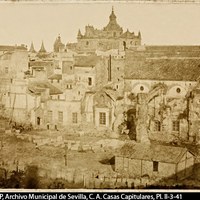 Fotografía del ángulo noreste de la que sería Plaza Nueva, con la colegiata del Salvador al fondo. Aunque se ha derribado una buena parte del convento de San Francisco, todavía está en pie la iglesia conventual unida al edificio del Ayuntamiento. La fotografía (calotipo) fue encargada por el arquitecto Balbino Marrón al fotógrafo Francisco de Leygonier y Haubert. 1857-1858. ©ICAS-SAHP, Archivo Municipal de Sevilla, C. A. Casas Capitulares, Pl. II-3-41