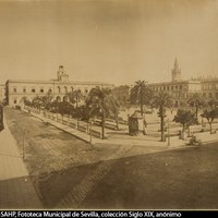 Vista desde el ángulo de la calle Méndez Núñez. Las palmeras, plantadas en 1880 para alternar con los naranjos amargos, los bancos corridos, las farolas y los quioscos para venta de agua y azucarillos y despacho de entradas para espectáculos conforman la fisonomía de la nueva plaza. ca. 1890. ©ICAS-SAHP, Fototeca Municipal de Sevilla, colección Siglo XIX, anónimo