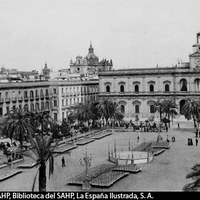 Ángulo noreste de la Plaza Nueva, con La Peninsular y el Café de La Perla y la Colegiata del Salvador al fondo. Presidida por el edificio del Ayuntamiento, la plaza está preparada para un acontecimiento festivo. 1893. Reproducción procedente de fototipia de Hauser y Menet (Madrid). ©ICAS-SAHP, Biblioteca del SAHP, La España Ilustrada, S. A