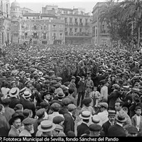 Repatriación de tropas de Marruecos. Desfile del Regimiento de Castilla ante el andén del Ayuntamiento en la Plaza Nueva. Al fondo, la calle Joaquín Guichot y las viviendas anteriores a la construcción del edificio de Telefónica. 11 de mayo de 1922. ©ICAS-SAHP, Fototeca Municipal de Sevilla, fondo Sánchez del Pando