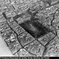 Vista aérea de la Plaza Nueva y su entorno. Destacan el monumento a San Fernando, inaugurado en 1924, el solar donde se construirá el edificio sede de la Compañía Telefónica (1928) y la Casa García Longoria (1920) en la esquina con la calle Badajoz. 1926. ©ICAS-SAHP, Fototeca Municipal de Sevilla, fondo Sánchez del Pando