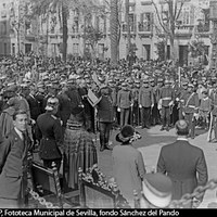 Acto de imposición de la medalla militar a la bandera del Tercer Regimiento de Zapadores Minadores por su heroísmo en el combate de Tizza (Guerra de África). Discurso del coronel Navarro en presencia del capitán general infante Carlos de Borbón, su esposa la infanta Luisa de Orleans y sus hijos. 25 de febrero de 1926. ©ICAS-SAHP, Fototeca Municipal de Sevilla, fondo Sánchez del Pando