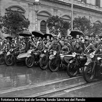 Prueba de regularidad y turismo organizada por el Moto Club de Andalucía. Línea de salida en el andén del Ayuntamiento con las motocicletas y sidecares participantes. 2 de abril de 1933. ©ICAS-SAHP, Fototeca Municipal de Sevilla, fondo Sánchez del Pando