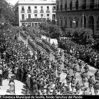 Desfile conmemorativo del III aniversario de la proclamación de la Segunda República. Fuerzas desfilando ante el andén del Ayuntamiento en la Plaza Nueva. 14 de abril de 1934. ©ICAS-SAHP, Fototeca Municipal de Sevilla, fondo Sánchez del Pando