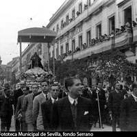 Procesión extraordinaria por el VII Centenario de la Conquista de Sevilla por el rey San Fernando. Discurre delante del hotel Peninsular. 23 de noviembre de 1948. ©ICAS-SAHP, Fototeca Municipal de Sevilla, fondo Serrano