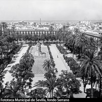 Vista desde el reloj del Ayuntamiento que muestra la nueva fisonomía de la plaza, tras la desaparición de la balaustrada de piedra y los bancos corridos. Destaca la remodelación del pavimento, con el dibujo central realizado con mármol blanco y cantos rodados. Los edificios del perímetro serán paulatinamente derribados por la especulación inmobiliaria. ca. 1948. ©ICAS-SAHP, Fototeca Municipal de Sevilla, fondo Serrano