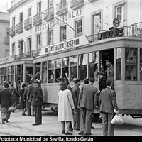 Parada del tranvía delante del Hotel Peninsular (denominado Hotel Royal hasta 1942). La Plaza Nueva constituía la cabecera del sistema público de transporte, desde la inauguración del tranvía eléctrico en 1899 hasta la sustitución progresiva por las líneas de autobuses en la década de 1950. ca. 1947. ©ICAS-SAHP, Fototeca Municipal de Sevilla, fondo Gelán-1.jpg