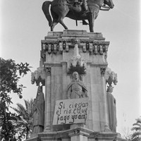 El monumento a San Fernando, dada su visibilidad, se convierte una vez más en soporte de la protesta social. Cartel en la estatua del Almirante Bonifaz con la leyenda: "Si ciegan el río... ¿qué fago yo aquí?", en defensa de la actitud del Ayuntamiento, contraria a las obras de cegamiento del cauce histórico del río Guadalquivir. 17 de octubre de 1950. ©ICAS-SAHP, Fototeca Municipal de Sevilla, fondo Gelán.jpg