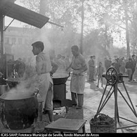 Puesto de churros instalado durante la Semana Santa en la Plaza Nueva. 1955. ©ICAS-SAHP, Fototeca Municipal de Sevilla, fondo Manuel de Arcos