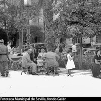 La Plaza Nueva como lugar de esparcimiento. Tertulias al sol, soldados paseando, y tatas dando la merienda a los niños. ca.1950. ©ICAS-SAHP, Fototeca Municipal de Sevilla, fondo Gelán