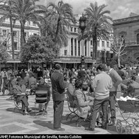 V Feria del Libro 1971. Puestos montados en la Plaza Nueva. El público ocupa las características sillas verdes metálicas. 13 de abril de 1971. ©ICAS-SAHP, Fototeca Municipal de Sevilla, fondo Cubiles