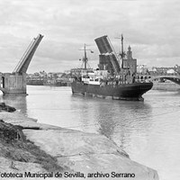 Vista del puente de San Telmo, con los tramos móviles abiertos, desde la margen derecha del río Guadalquivir. 1931 ©ICAS-SAHP, Fototeca Municipal de Sevilla, archivo Serrano