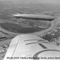 El dirigible Graf Zeppelin sobrevuela el recinto de la Exposición Iberoamericana de 1929 y los terrenos de Los Remedios. 1930 ©ICAS-SAHP, Fototeca Municipal de Sevilla, archivo Sánchez del Pando