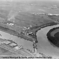 Vista aérea de la Corta de Tablada, el meandro de la Punta de Los Remedios, el puente de Alfonso XIII, los depósitos de CAMPSA y la base militar de Tablada.  Ca. 1926 ©ICAS-SAHP, Fototeca Municipal de Sevilla, archivo Sánchez del Pando