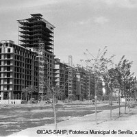 Avenida de la República Argentina. Torre de Los Remedios en construcción. 1957 ©ICAS-SAHP, Fototeca Municipal de Sevilla, archivo Serrano