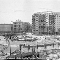 Plaza de Cuba. Calle Asunción, cine Los Remedios y solar destinado para un hotel junto al ex convento de Los Remedios. Ca. 1960  ©ICAS-SAHP, Fototeca Municipal de Sevilla, archivo Serrano