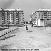 Zona de la actual Glorieta de las Cigarreras y calle Virgen de Luján. A la derecha, el barrio Laffitte. 1966 ©ICAS-SAHP, Fototeca Municipal de Sevilla, archivo Serrano