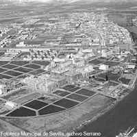 Vista aérea del barrio de Los Remedios. Ca. 1955 ©ICAS-SAHP, Fototeca Municipal de Sevilla, archivo Serrano