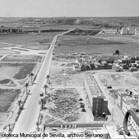 Vista desde la Torre de Los Remedios. Último tramo de la avenida República Argentina sin urbanizar y camino de San Juan. Ca. 1958 ©ICAS-SAHP, Fototeca Municipal de Sevilla, archivo Serrano