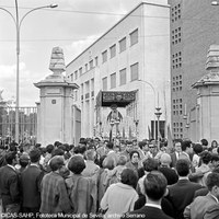 Primera salida de la Hermandad de las Cigarreras desde la nueva capilla de la fábrica de tabacos en Los Remedios. 1966 ©ICAS-SAHP, Fototeca Municipal de Sevilla, archivo Serrano